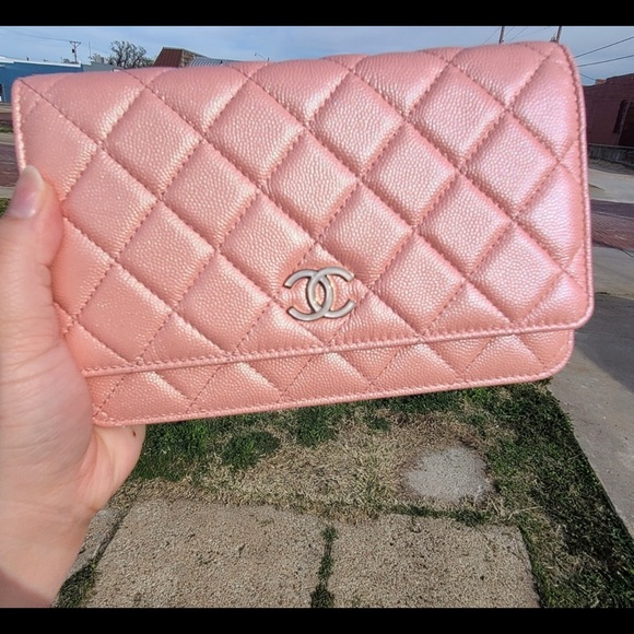 🚫🚫SOLD🚫🚫Chanel 19s iridescent pink WOC - Picture 2 of 7